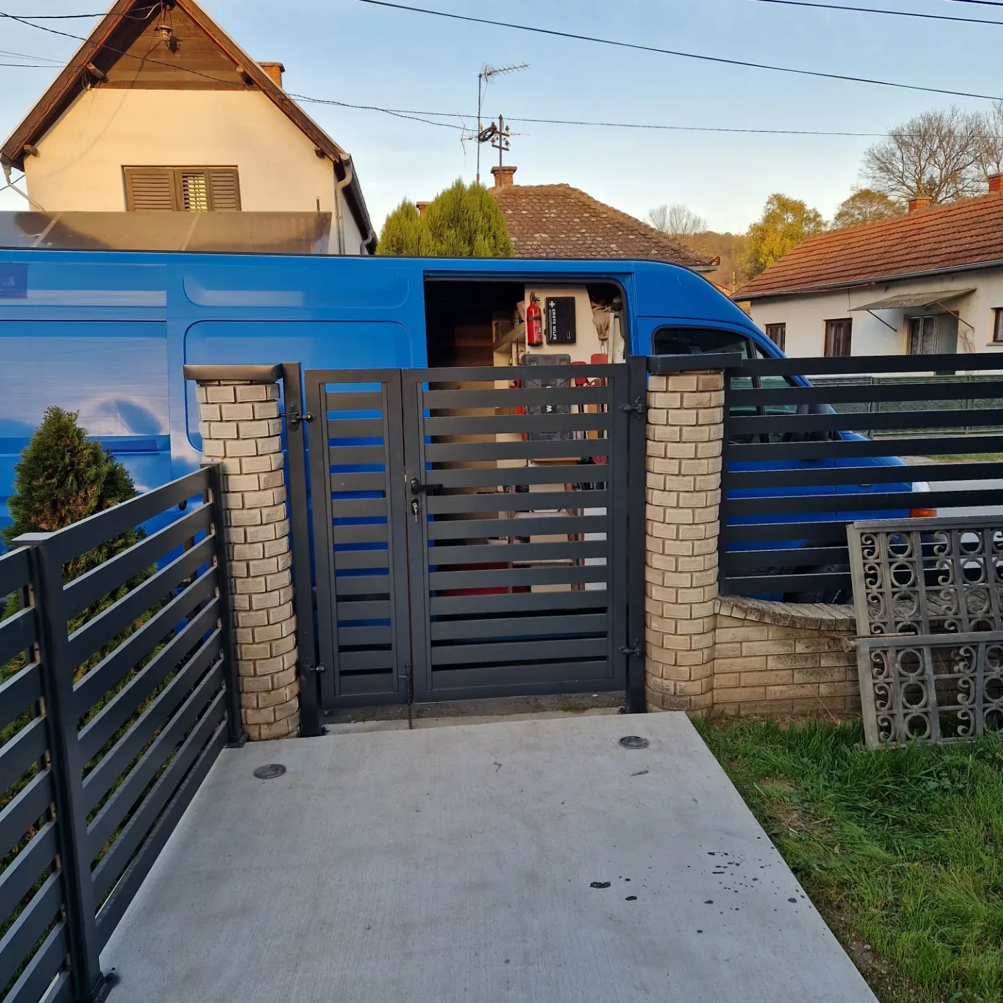 Kapija i pešačka vrata sa horizontalnim lamelama, sa pratećom ogradom