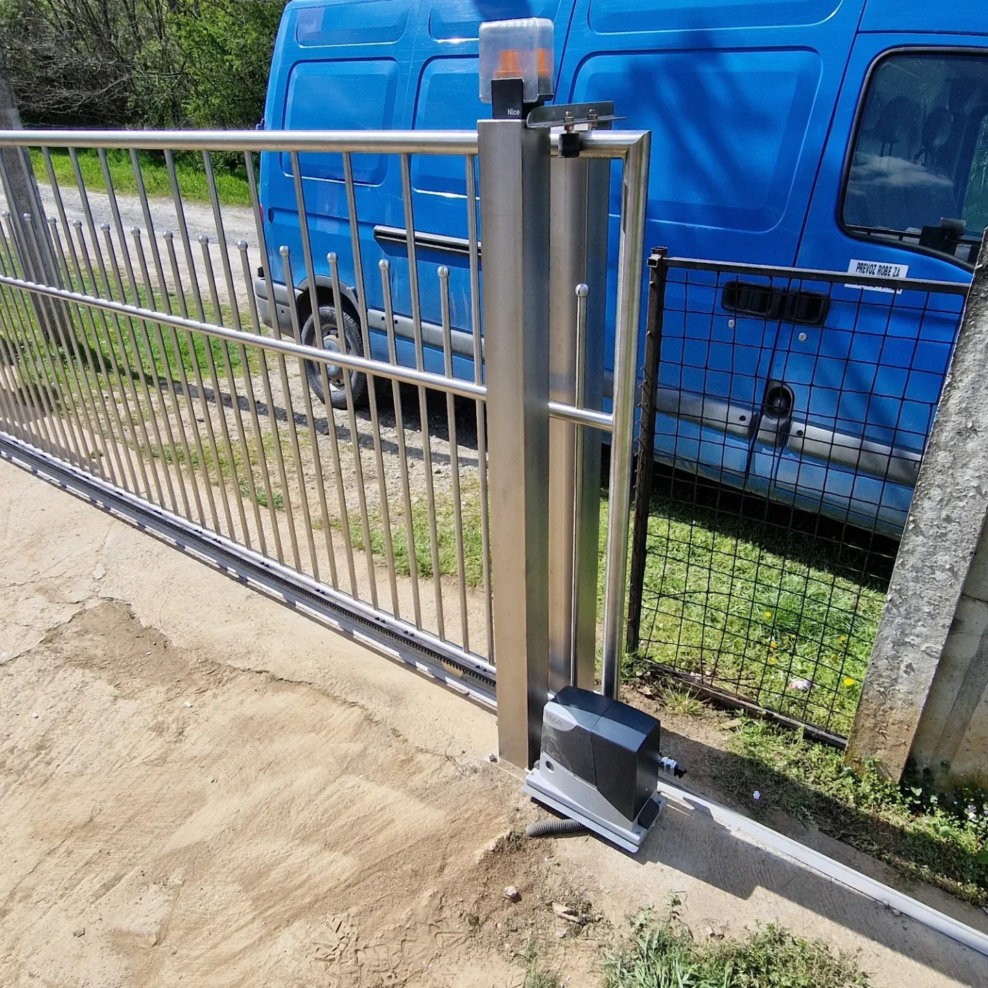 Klizna kapija od nerđajućeg čelika sa okruglim šipkama i kuglicama na vrhu