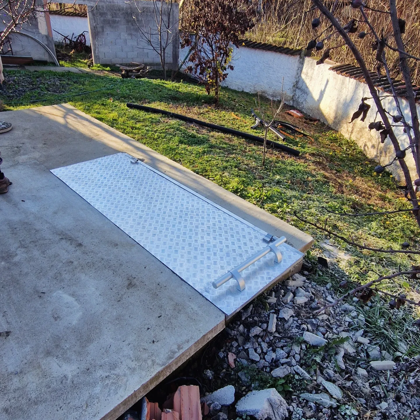 Aluminijumski poklopac od rebrastog lima nad podrumskim stepeništem