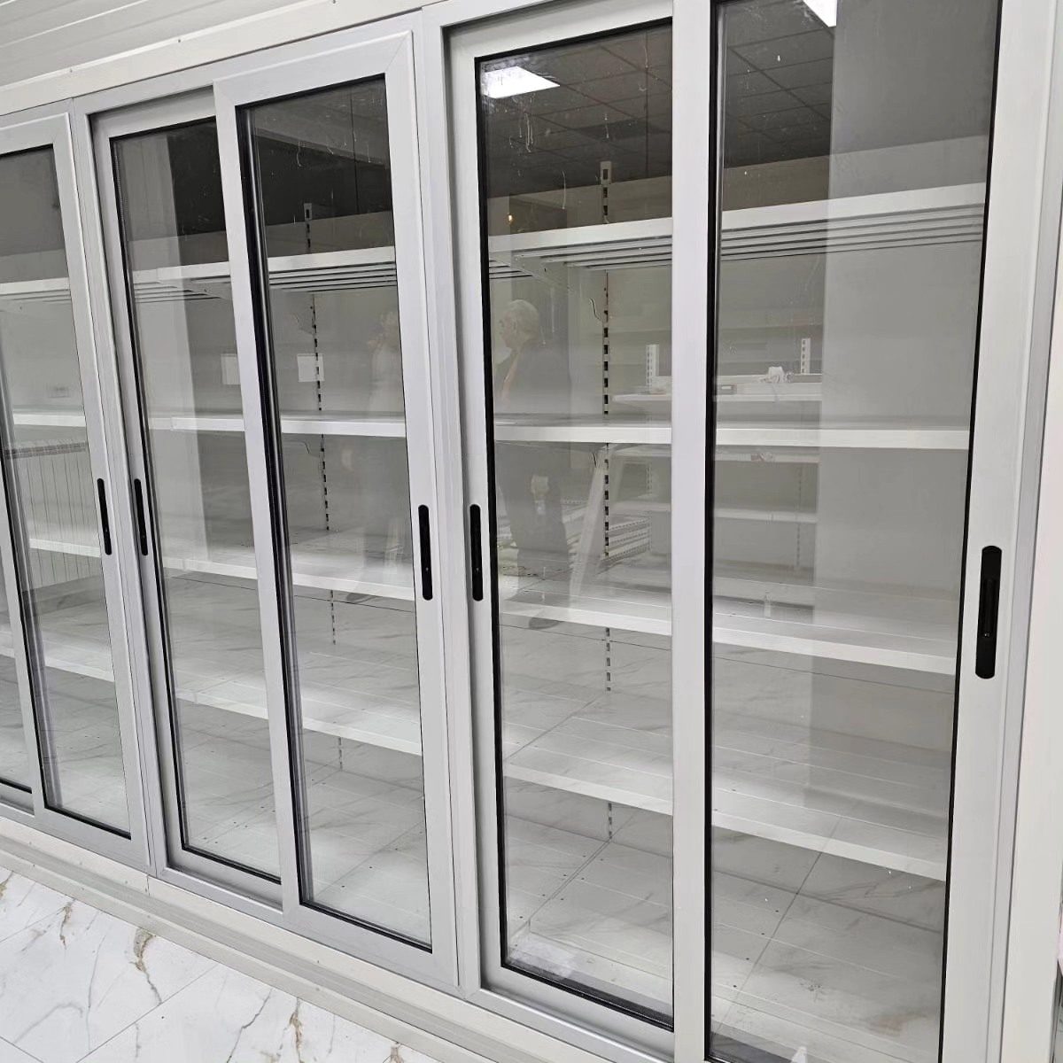 Aluminijumske klizne staklene vitrine u prodavnici
