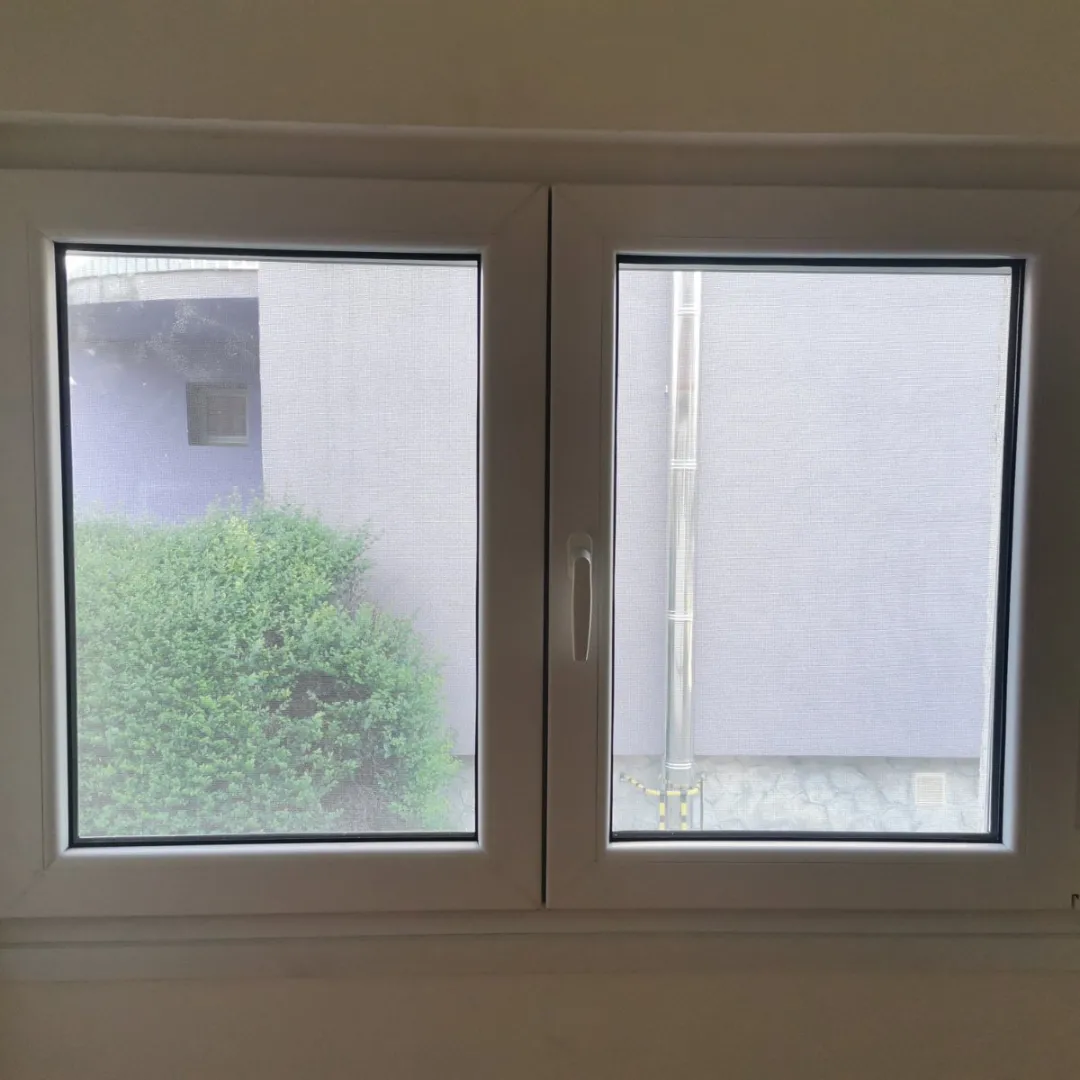 Prozor sa ugrađenim komarnikom, pogled iznutra