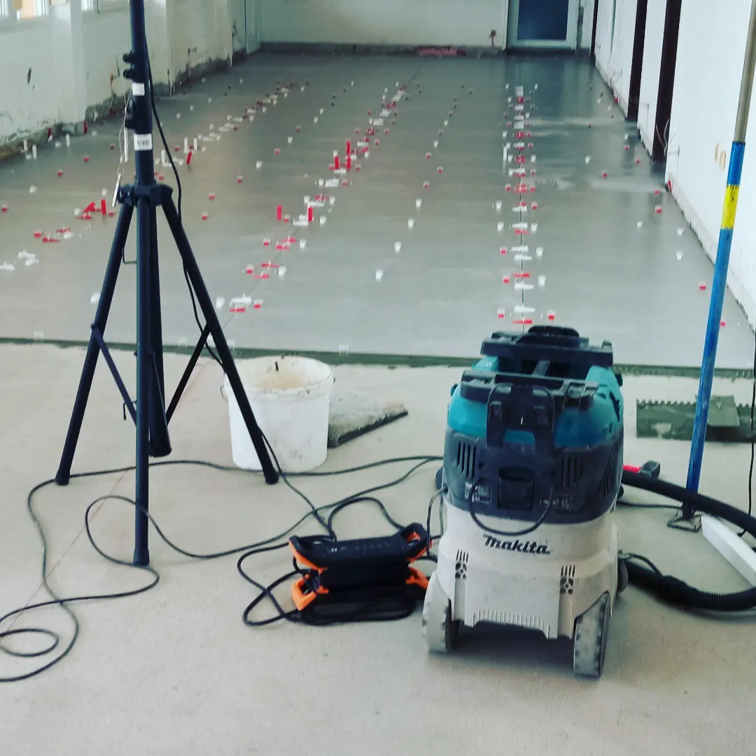 Alat i usisivač na gradilištu, pločice velikog formata u toku