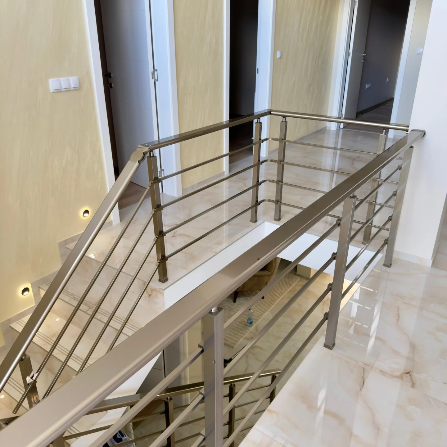 Vodoravne prečke ograde na galeriji sprata