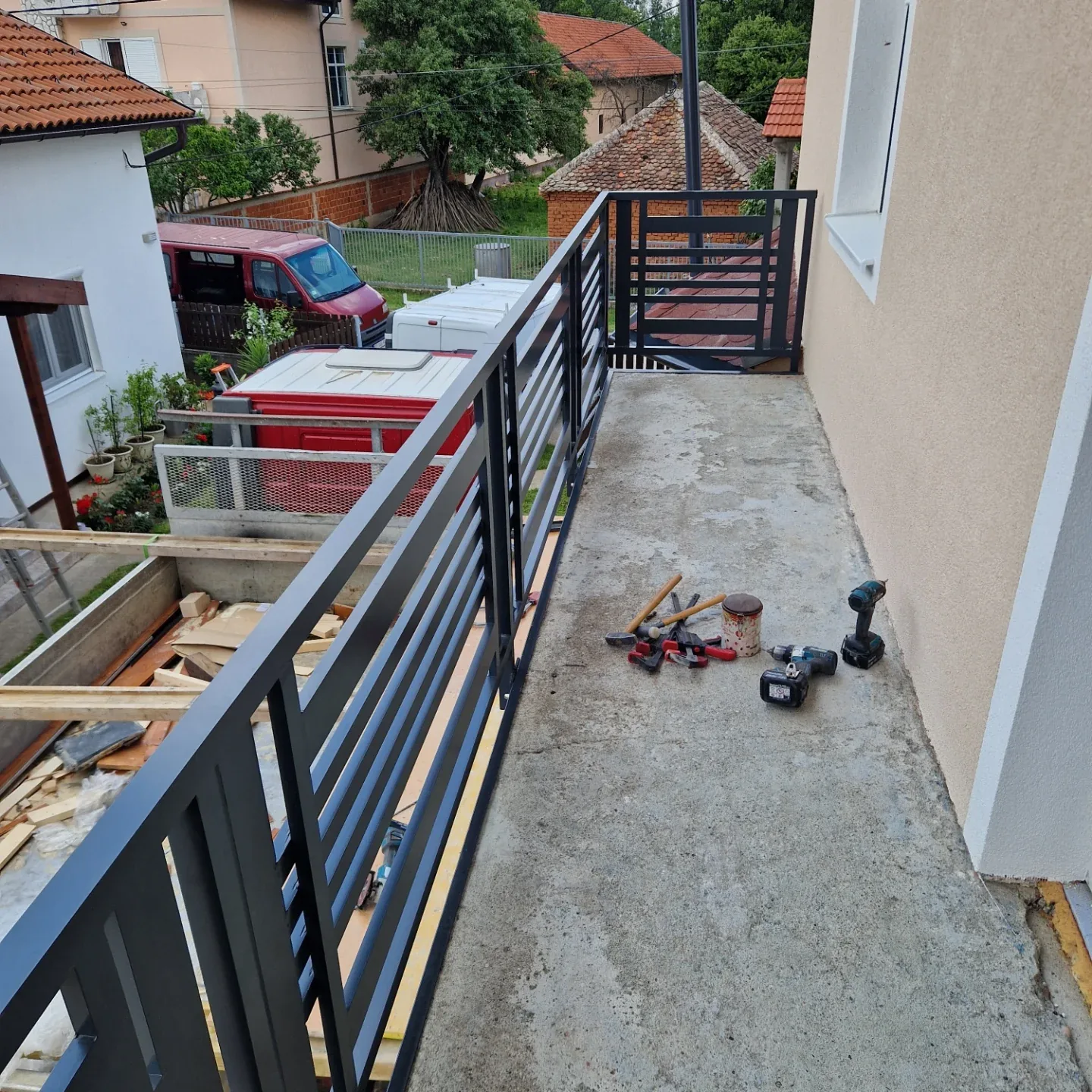 Alat razmešten po balkonu tokom montaže ograde