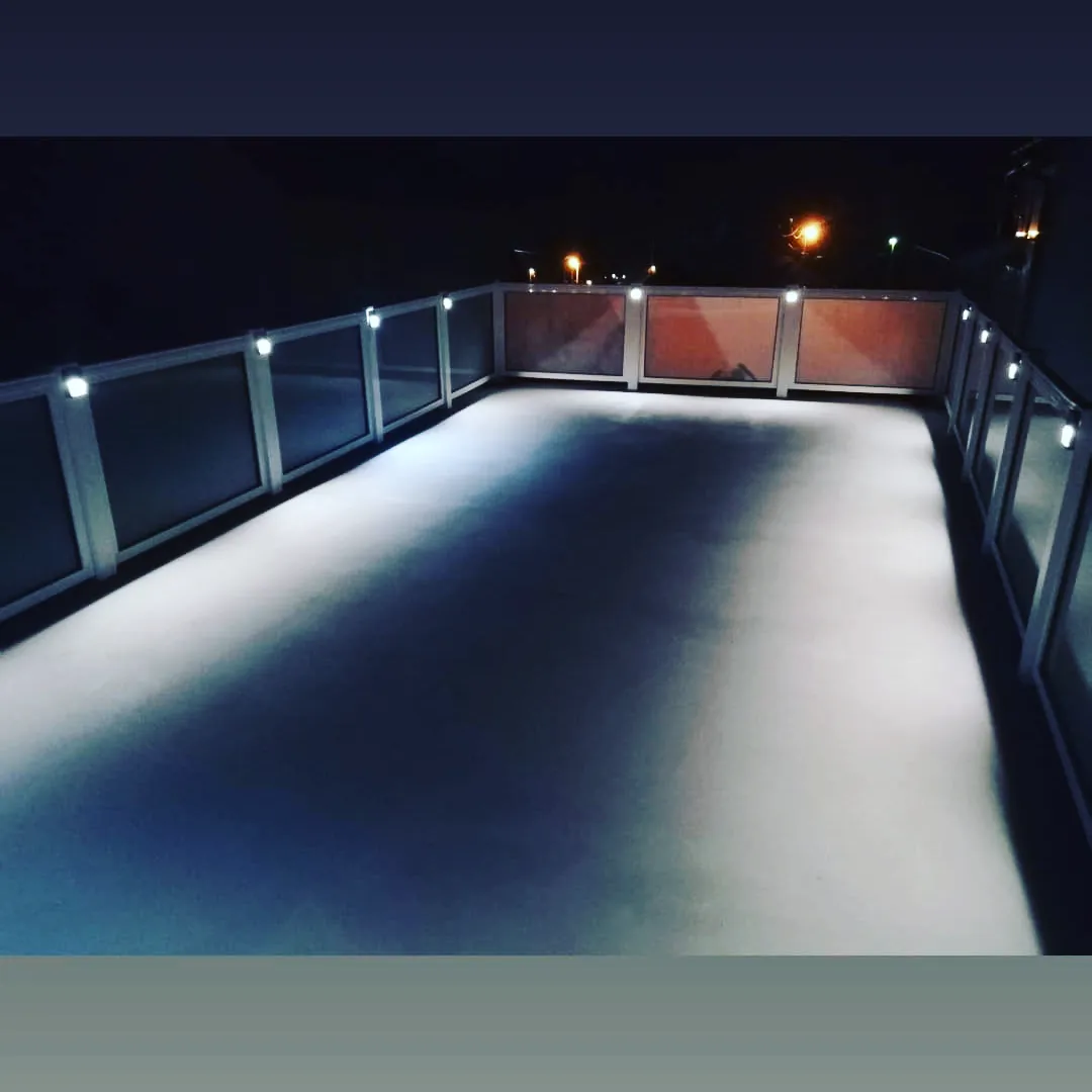 Gelender na balkonu sa ugrađenim LED osvetljenjem, snimljen uveče